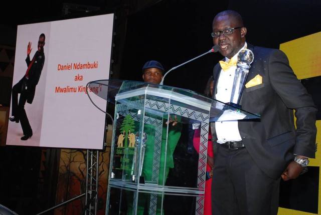 Daniel Ndambuki a.k.a Mwalimu King'ang'i recieves the award